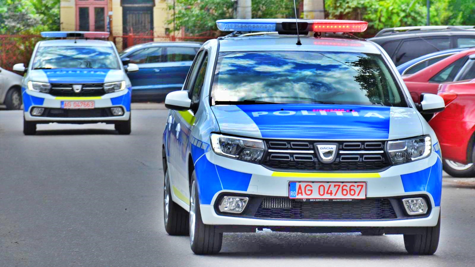 De Roemeense politie waarschuwt automobilisten die door Roemenië rijden