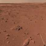 Planeta Mars przekraczająca powierzchnię