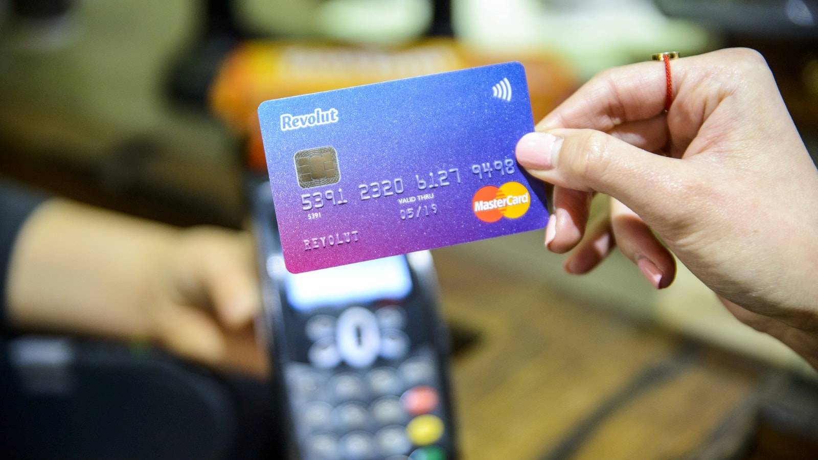 Revolut Anunta un Card Placat cu Aur de 24 Carate pentru Clienti