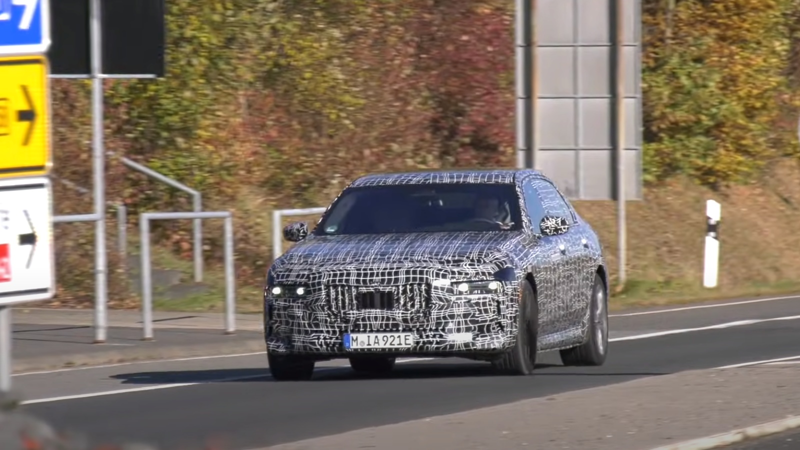 BMW serii 7 2023 pojawia się w nowym szpiegowskim WIDEO z toru Nurburgring