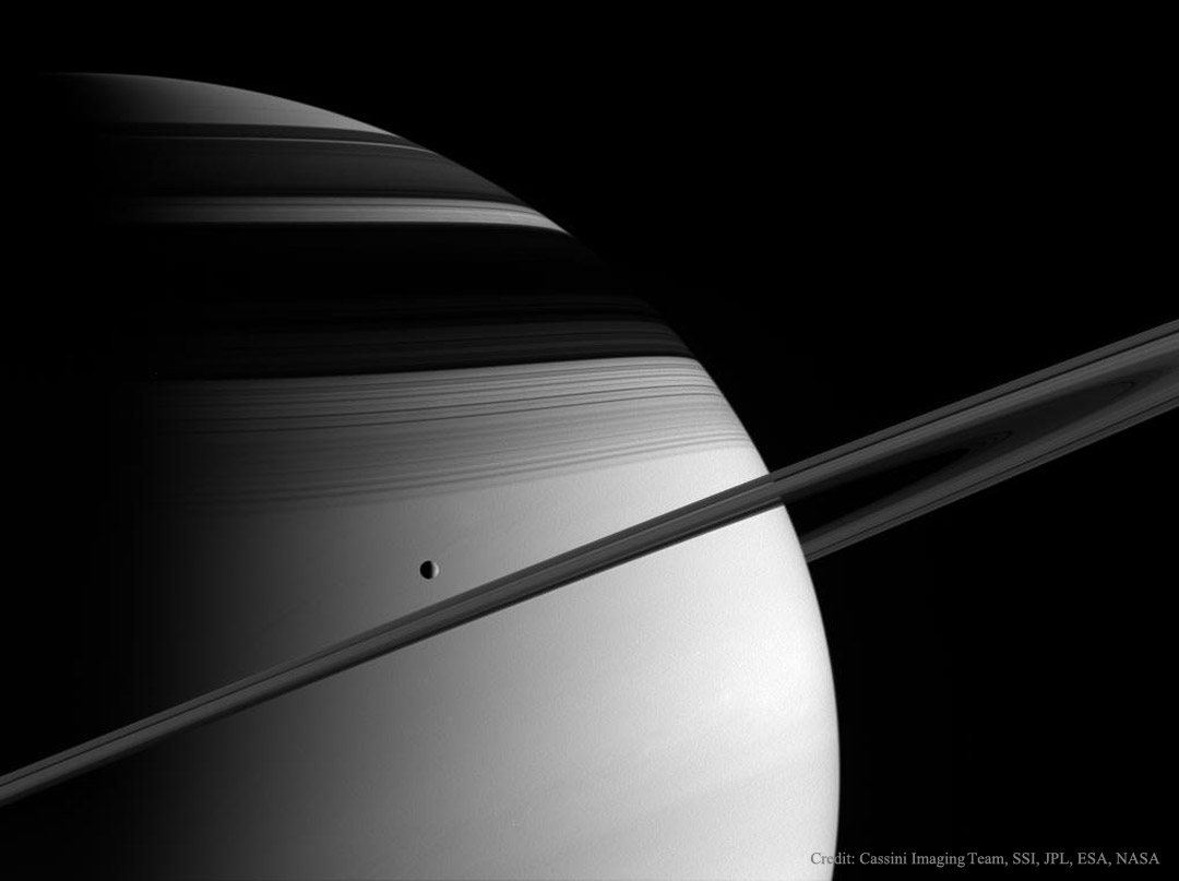 Saturnus Het GEWELDIGE beeld van de planeet onthuld aan de mensheid Tethys