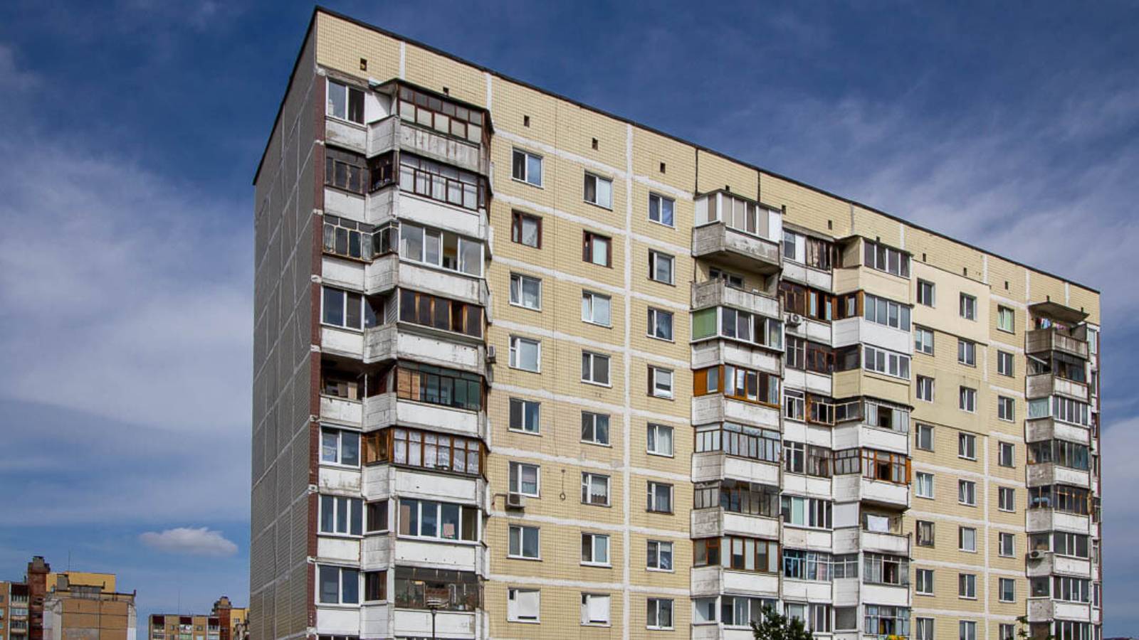 VIDEO Chernihiv, Ucraina, complesso residenziale colpito da un missile russo