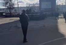 VIDEO: Eroii Ucrainei Opresc Blindatele cu Trupurile, Ataca folosind Cocktail-uri Molotov VIDEO Eroii Ucrainei Opresc Blindatele Trupurile Ataca Cocktail Molotov