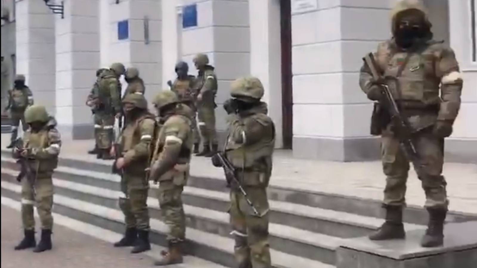 VIDEO Locuitorii Berdyansk Protesteaza fata Soldatilor Rusi
