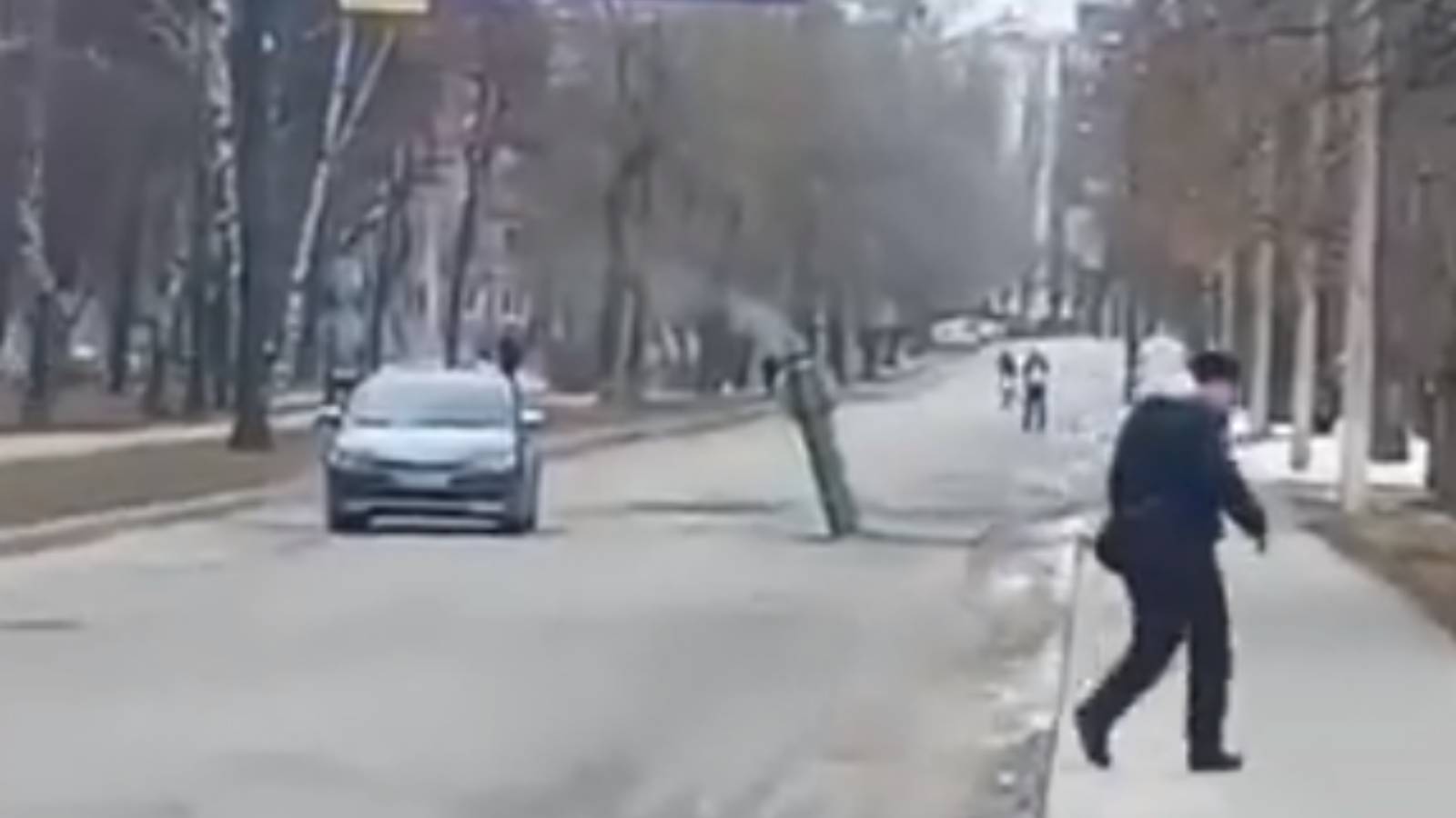 VIDEO Misil sin detonar en medio de las calles de la ciudad de Kharkiv, Ucrania