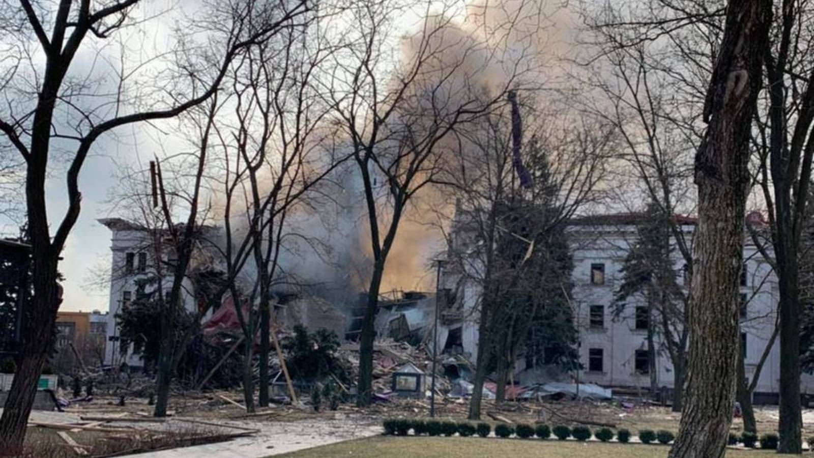 Schule mit 400 Menschen von der russischen Armee bombardiert