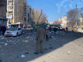 VÍDEO Cohete de Kiev impacta en una zona residencial de una calle de tráfico