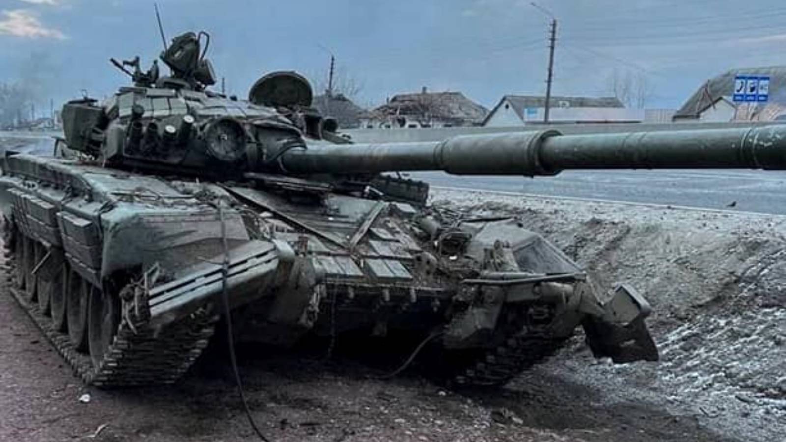 VIDEO Groot konvooi Russische tanks aangevallen door Oekraïense artillerie