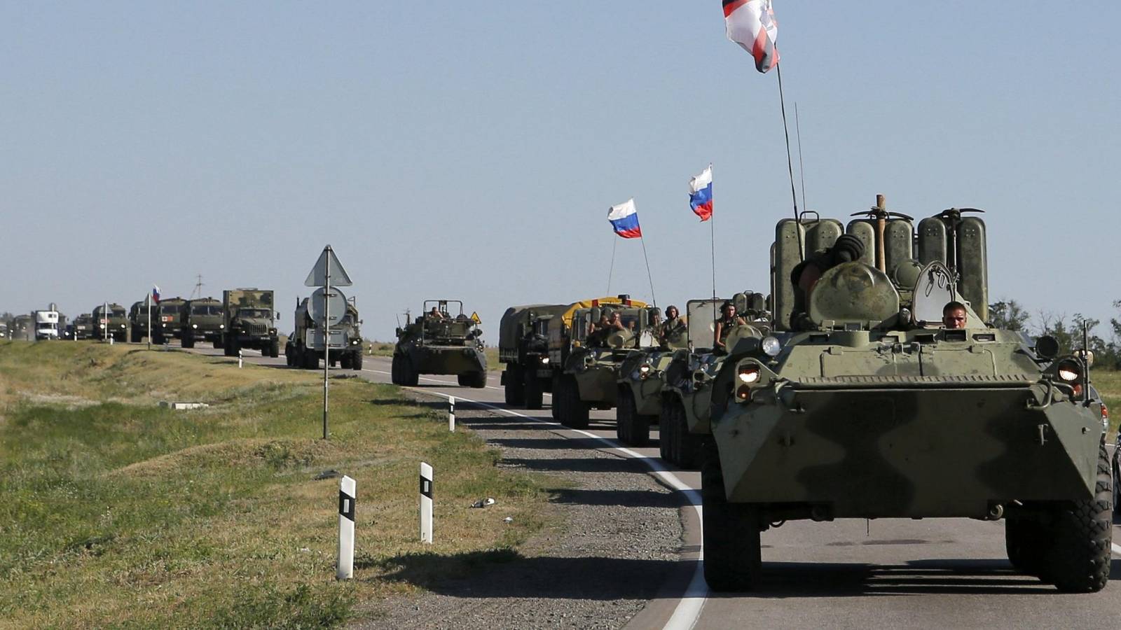 VIDEO Nieuw militair konvooi van het Russische leger bereidt zich voor om Oekraïne binnen te komen