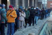 VIDEO: Rusii stau la Cozi Lungi pentru a Retrage Valuta din Bancomate VIDEO Rusii Cozi Lungi Retrage Valuta Bancomate