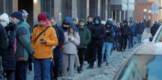 VIDÉO De longues files d'attente de Russes retirent de l'argent aux distributeurs automatiques