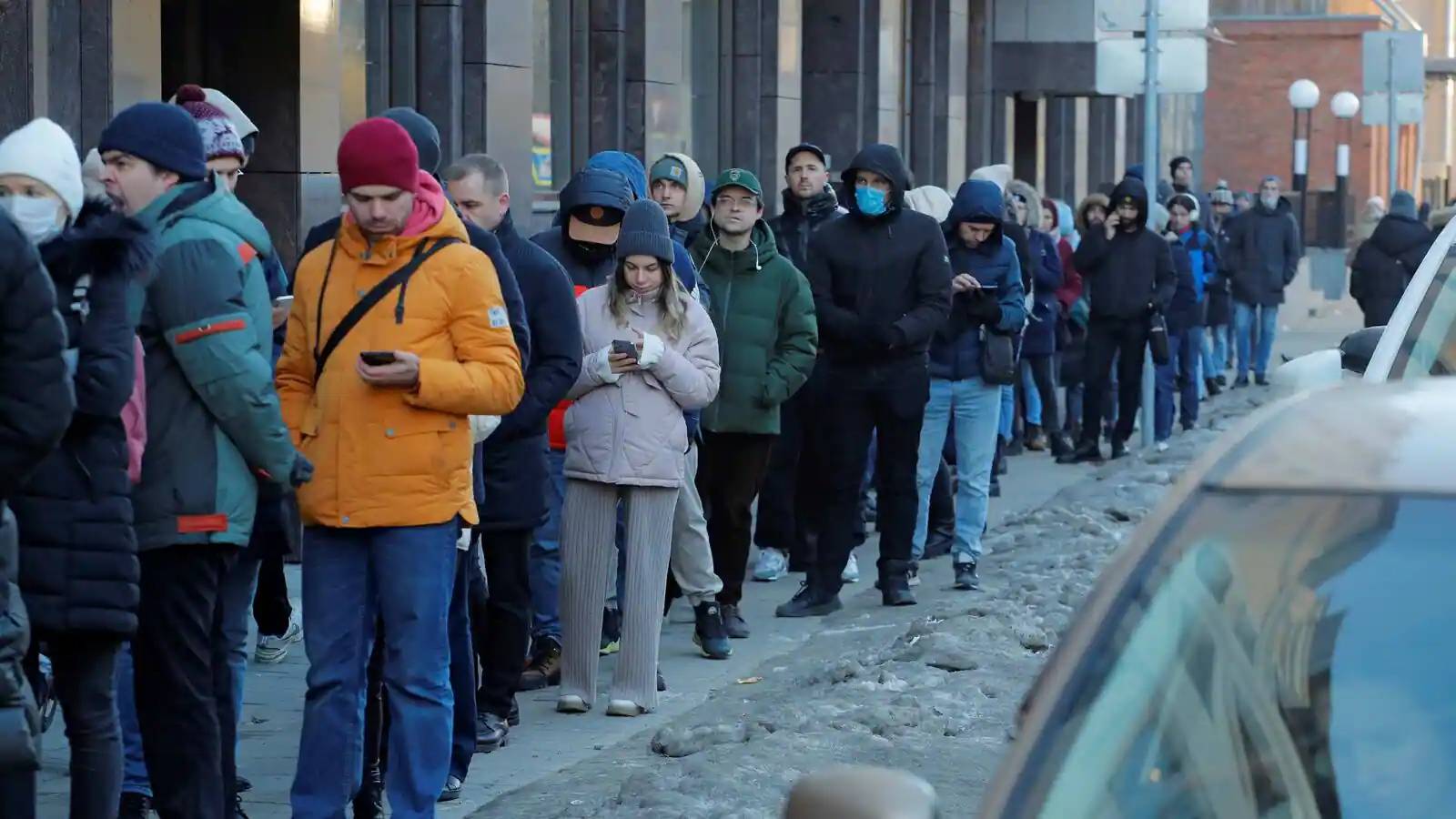 VIDEO Långa köer av ryssar som tar ut valuta från uttagsautomater