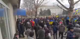 WIDEO Rosjanie zastrzelili protestujących na ulicy Plena w Chersoniu