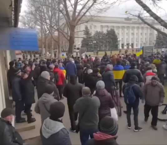 VIDEO Rusii au Impuscat in Plina Strada Protestatarii din Herson