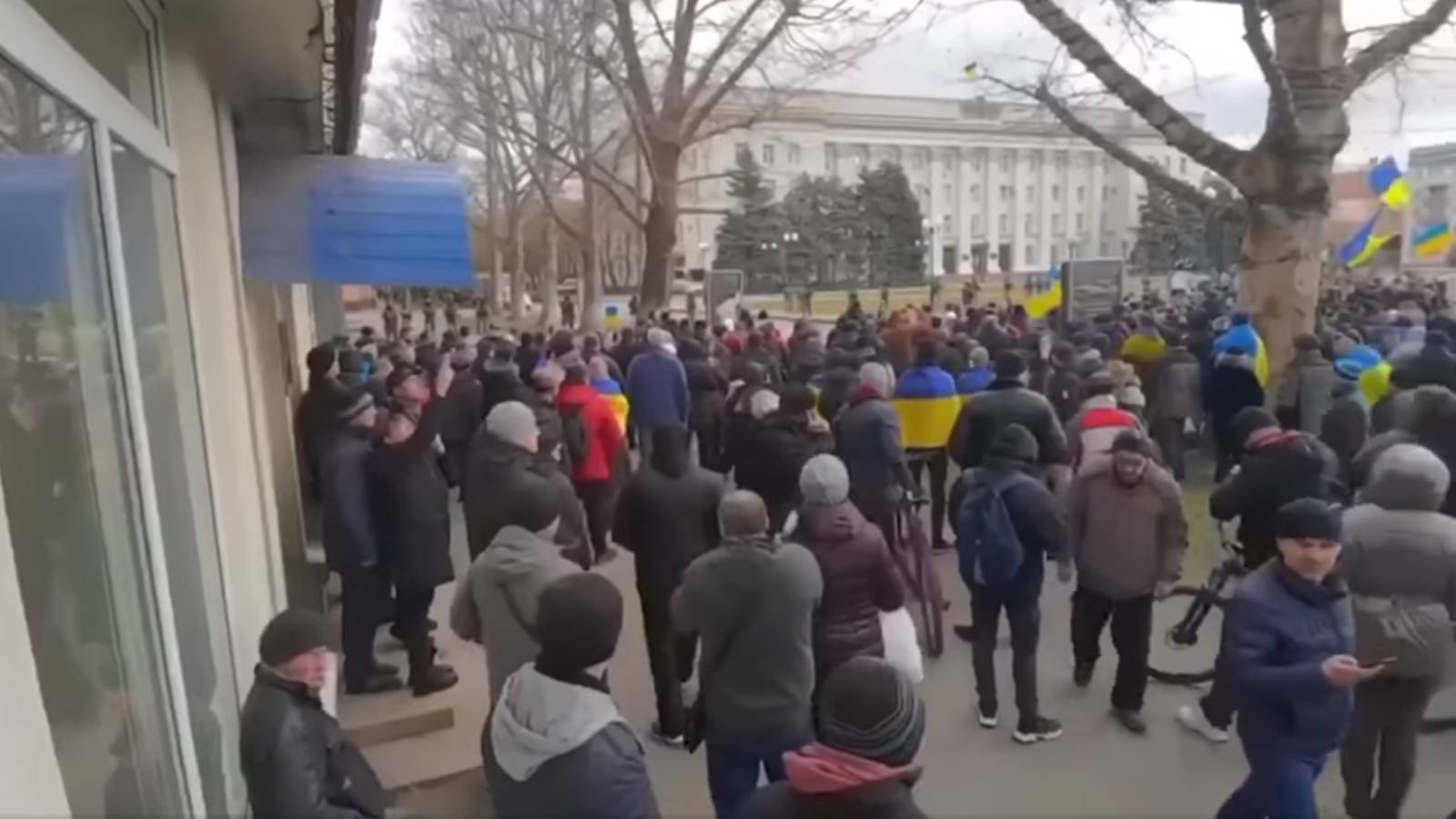 WIDEO Rosjanie zastrzelili protestujących na ulicy Plena w Chersoniu