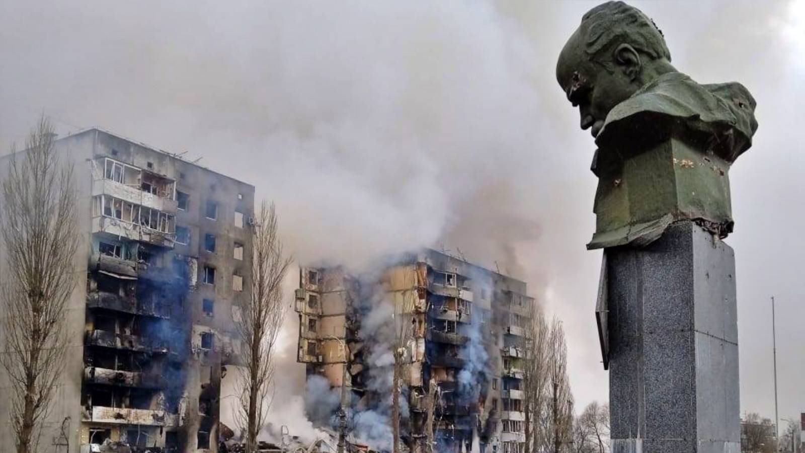 VIDEO Huge Unexploded Bomb Recovered from a Block in Chernihiv