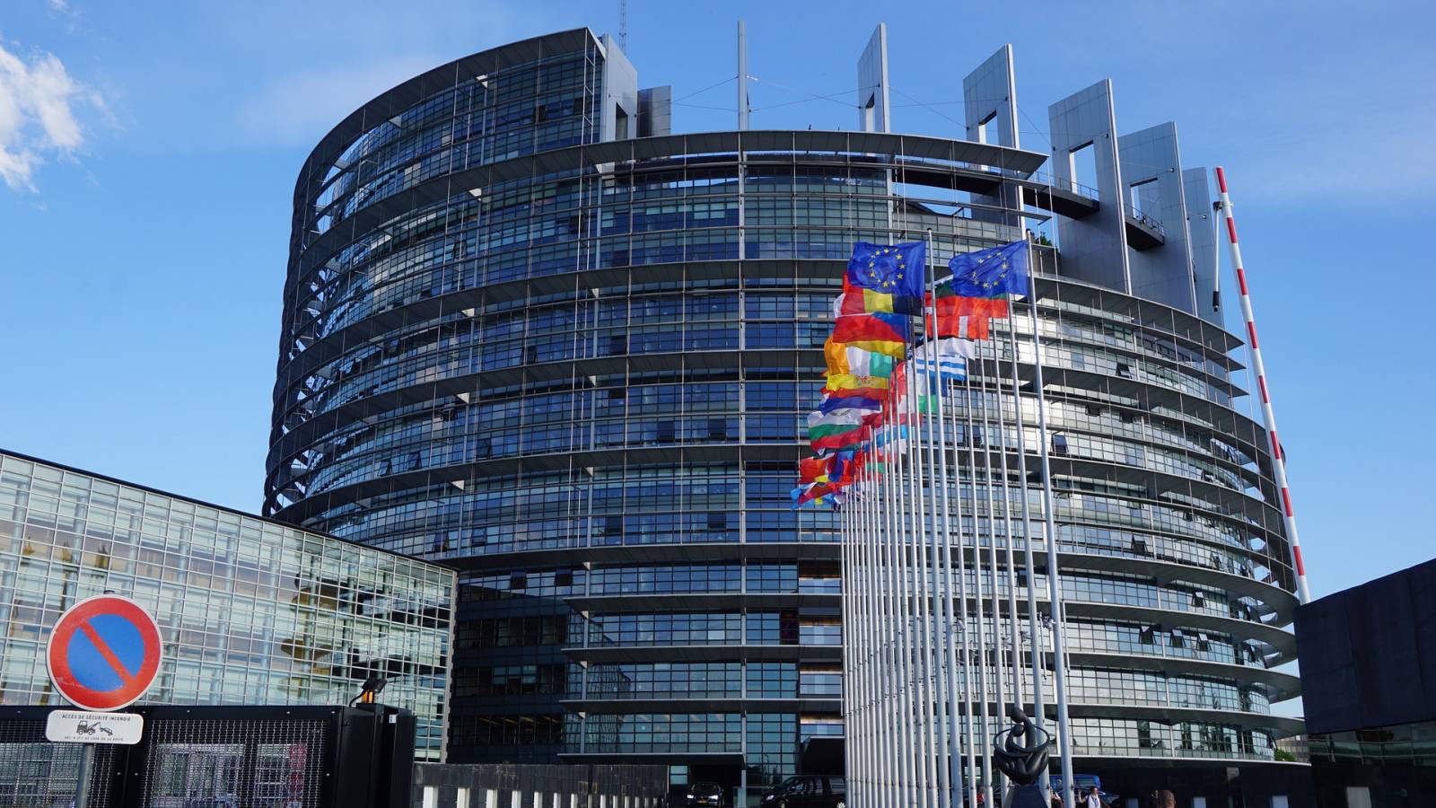The European Parliament calls for tough sanctions against Russia