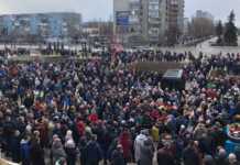 VIDEO: Protestatari din Energodar Atacati cu Grenade Lacrimogene de Soldatii Rusi VIDEO Protestatari din Energodar Atacati cu Grenade Lacrimogene de Soldatii Rusi
