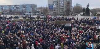 VIDEO Protestatari din Energodar Atacati cu Grenade Lacrimogene de Soldatii Rusi
