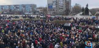 VIDEO Venäläisten sotilaiden Energodarin mielenosoittajia vastaan ​​kyynelkranaateilla