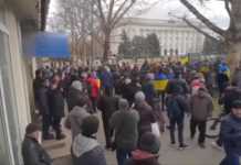 VIDEO: Protestatari din Herson Dispersati cu Gaze Lacrimogene de Armata Rusa VIDEO Protestatari din Herson Dispersati cu Gaze Lacrimogene de Armata Rusa