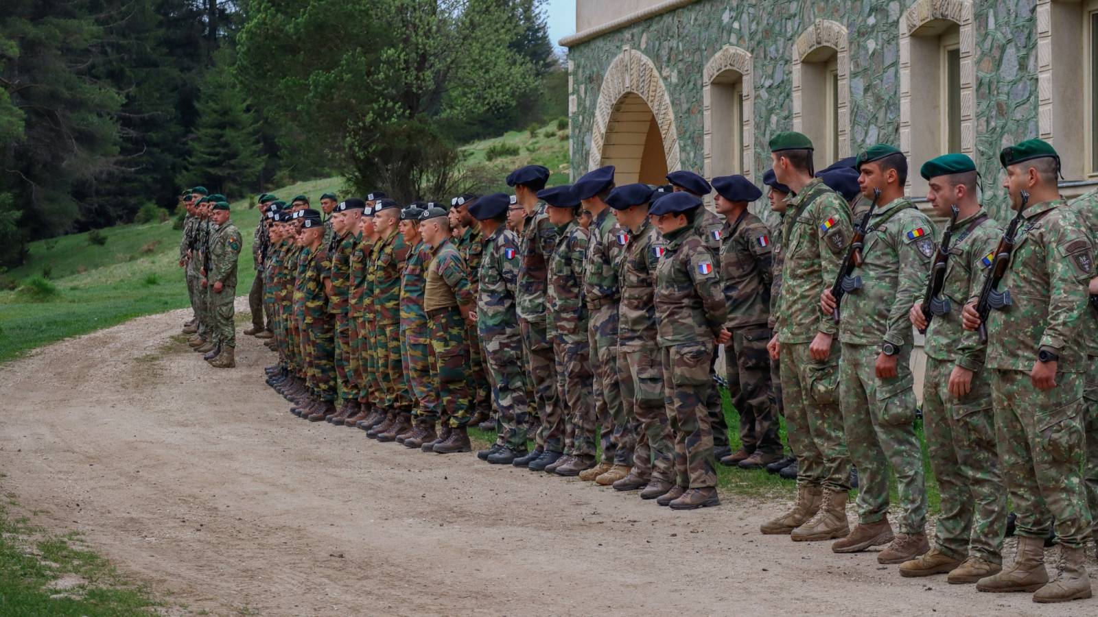 Militarii Armatei Romane se Instruiesc in Comun cu cei Francezi si Belgieni