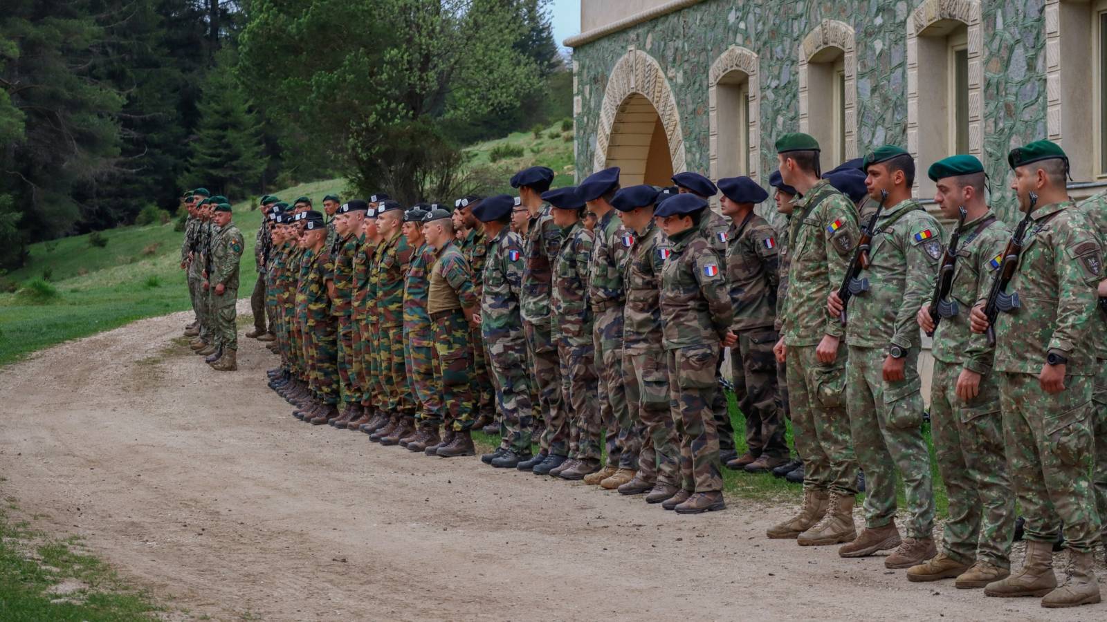 Den rumänska arméns soldater tränar tillsammans med fransmän och belgare