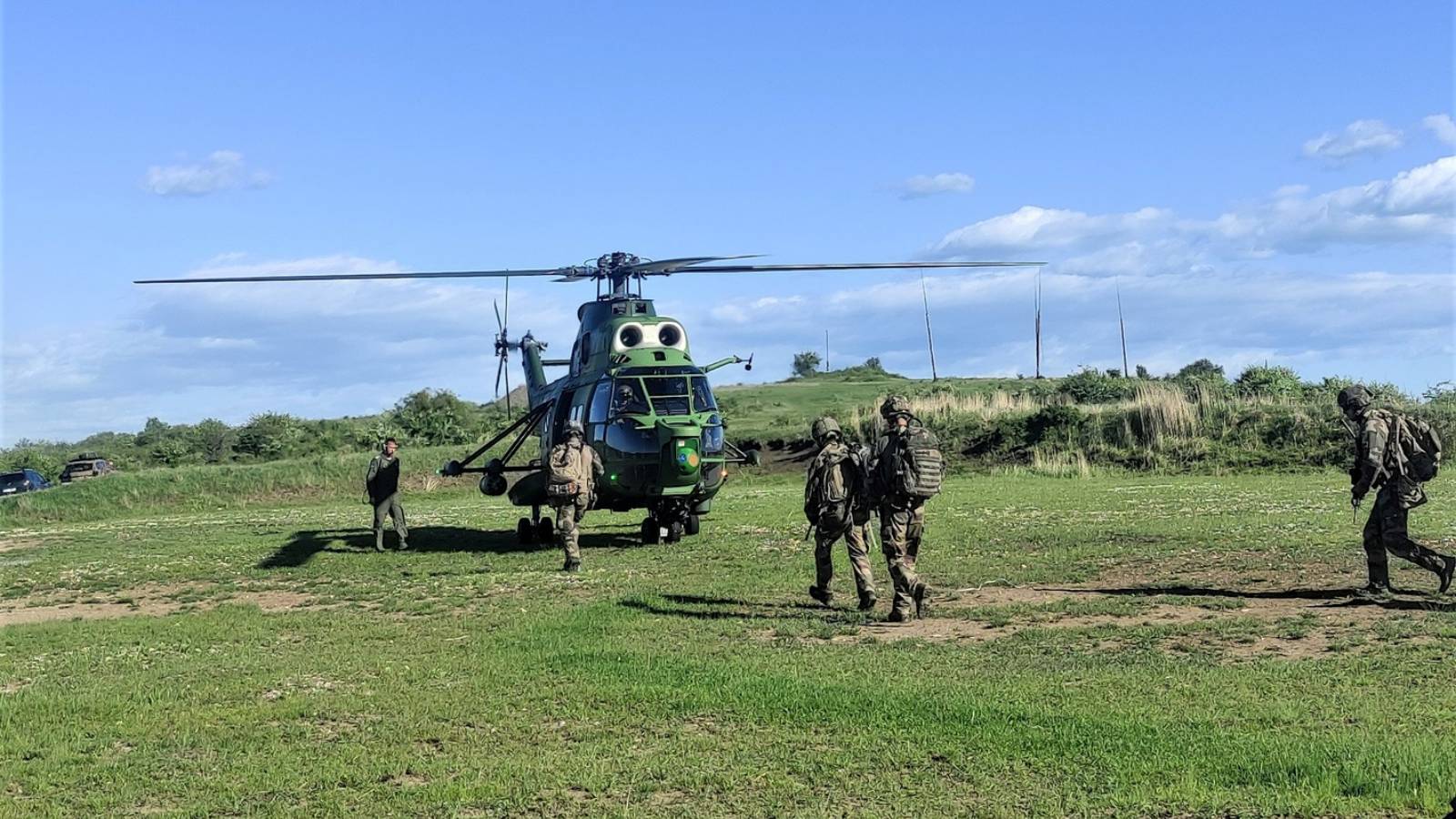 Soldati francesi rumeni eseguono insieme nuove esercitazioni militari