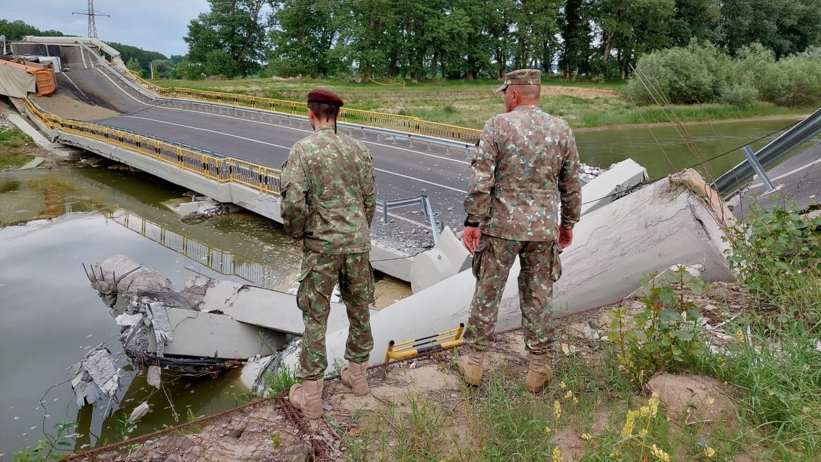 Den rumänska armén skickades till Lutca för att hjälpa till att reparera den kollapsade bron