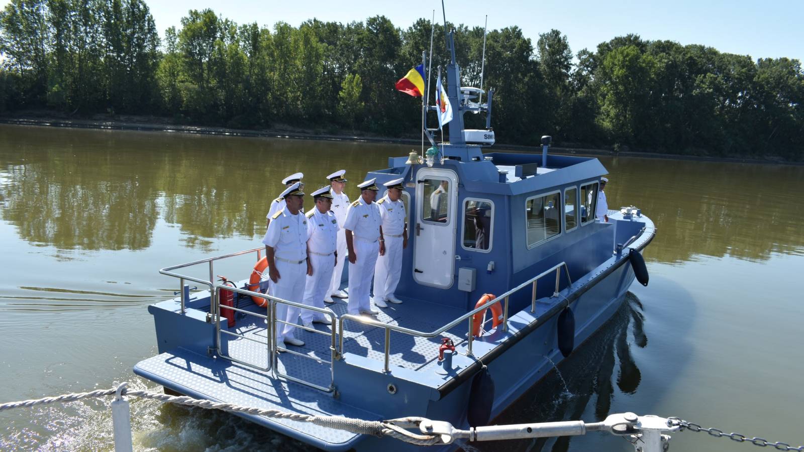Marineros militares nuevo barco de intervención rápida en el Danubio