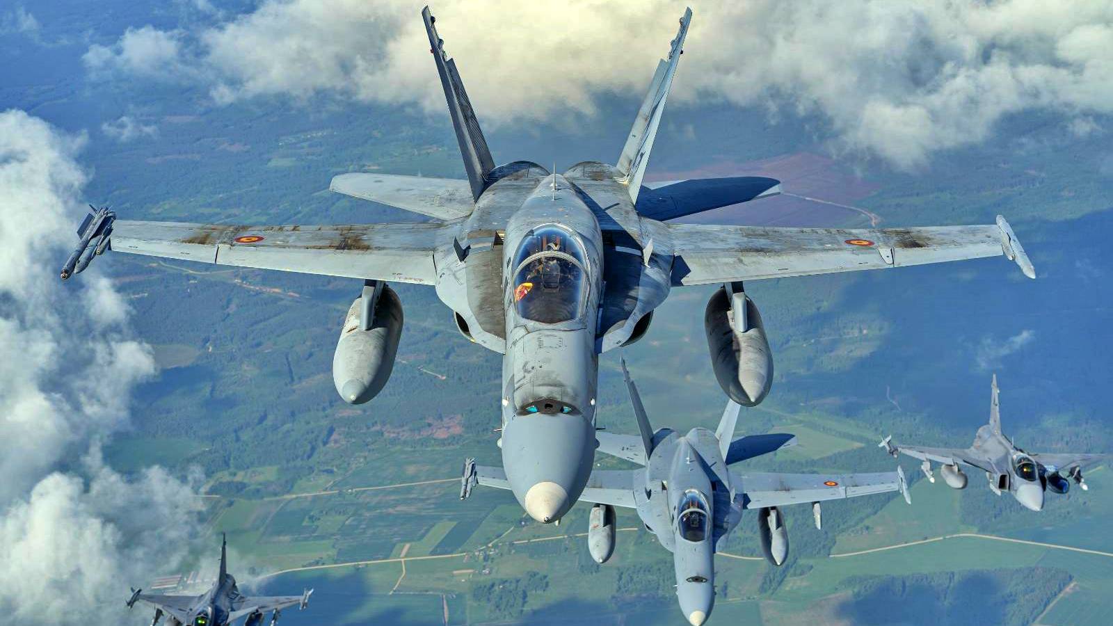 De NAVO presenteert vliegtuigen die het Europese luchtruim beschermen