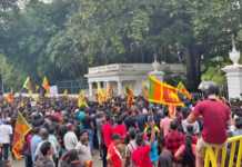 VIDEO: Revolutie in Sri Lanka. Protestatarii au Intrat in Resedinta Presedintelui, au Facut Poze in Patul Lui, Baie in Piscina Revolutie in Sri Lanka. Protestatarii au Intrat in Resedinta Presedintelui, au Facut Poze in Patul Lui, Baie in Piscina