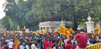 Revolutie in Sri Lanka. Protestatarii au Intrat in Resedinta Presedintelui, au Facut Poze in Patul Lui, Baie in Piscina