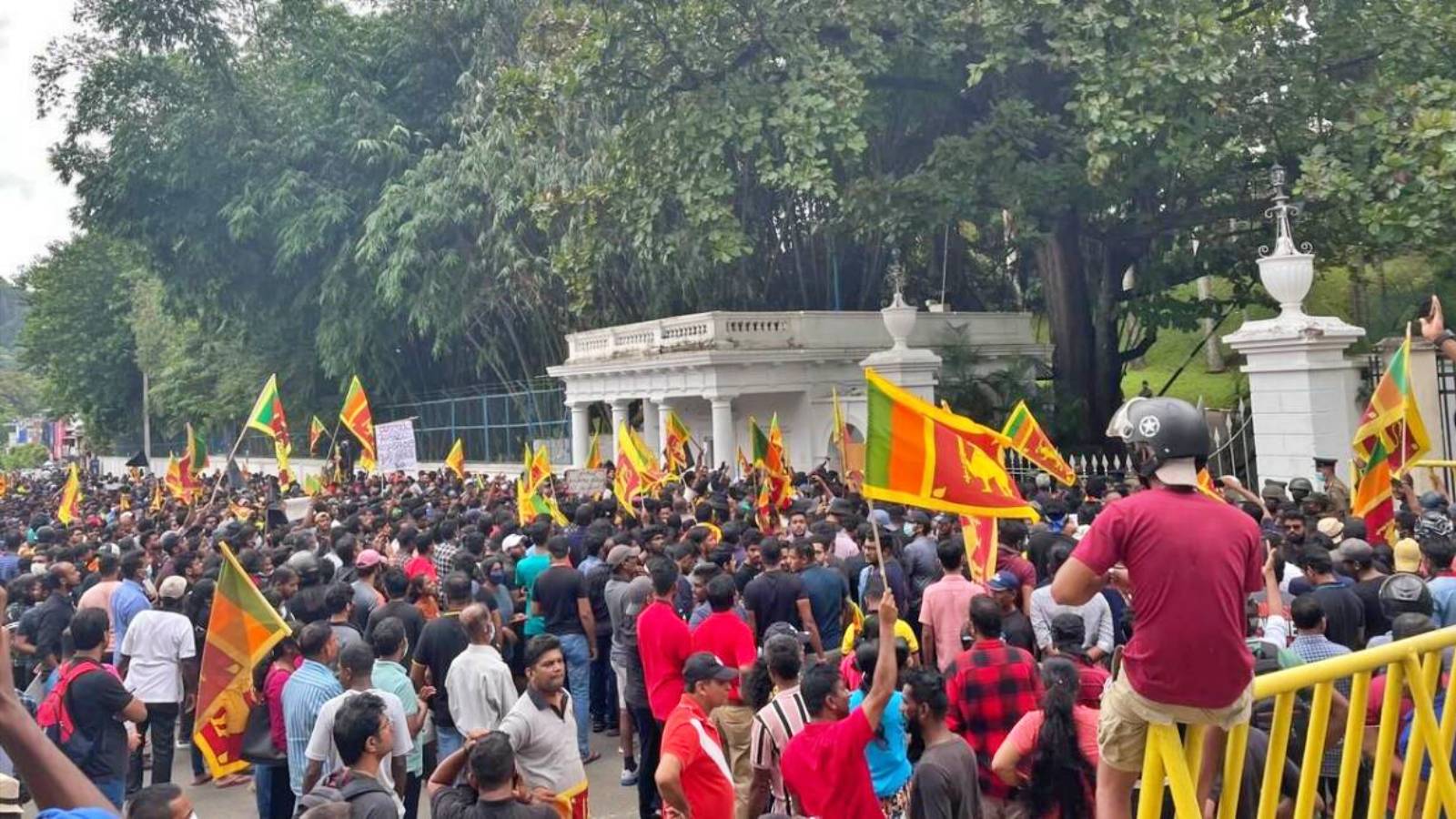 Revolutie in Sri Lanka. Protestatarii au Intrat in Resedinta Presedintelui, au Facut Poze in Patul Lui, Baie in Piscina