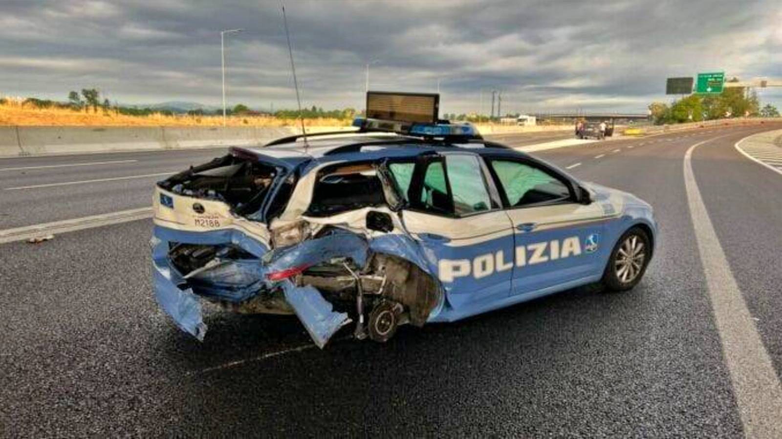(VIDEO) Serious Highway Accident Police Car Hit Speed ​​Italy