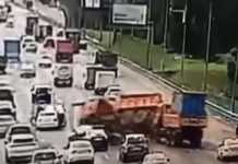 (VIDEO) Grav Accident in Lant Provocat de Roata Sarita a unei Masini VIDEO Accident Lant Provocat Roata Sarita Masini