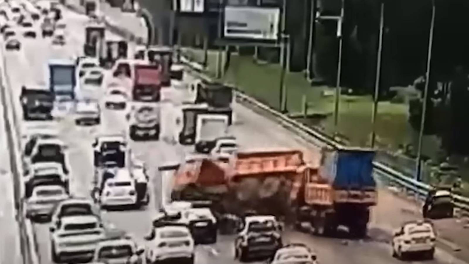 VIDEO Kædeulykke forårsaget af hjul hoppede biler