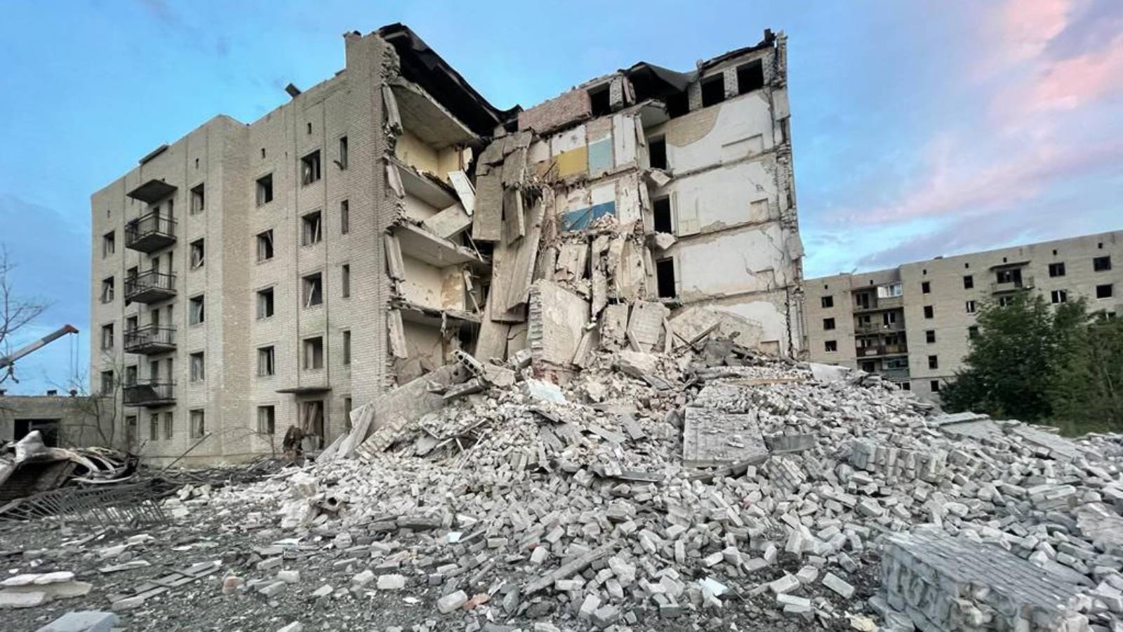 WIDEO Moment wybuchu rakiety Blok mieszkalny Chasiv Yar Ukraina