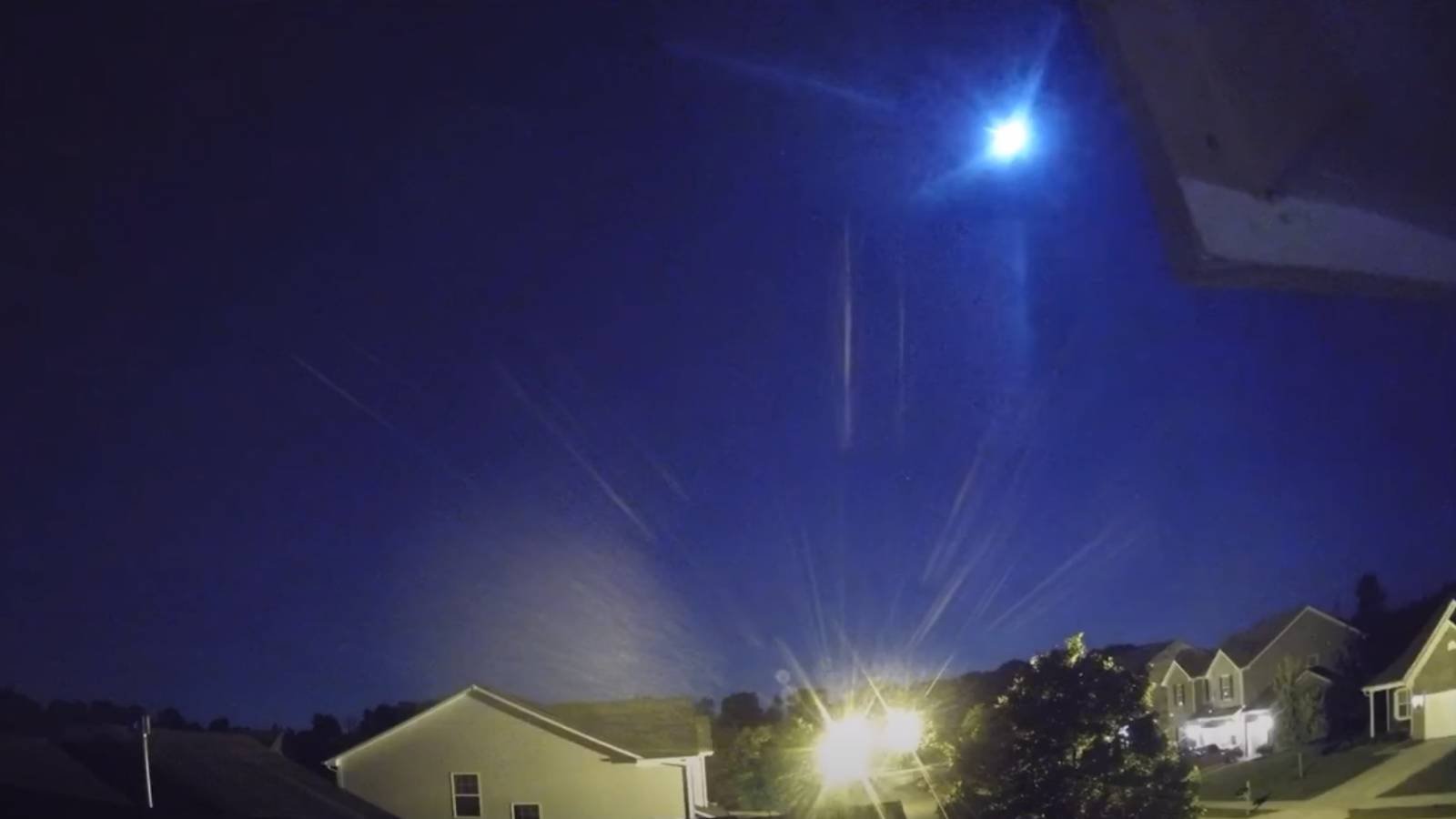 VIDEO: Spektakulärer Feuerball erleuchtet den Himmel der Erde