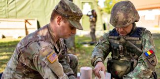 Combat Life Saver Romanian armeijan sotilaat harjoittelevat amerikkalaisten sotilaiden kanssa