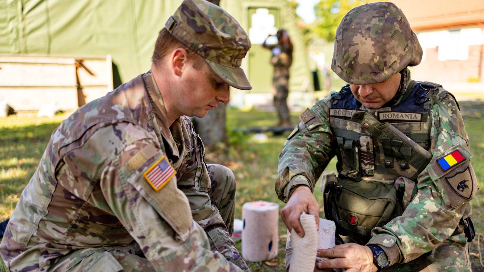 Combat Life Saver Romanian armeijan sotilaat harjoittelevat amerikkalaisten sotilaiden kanssa