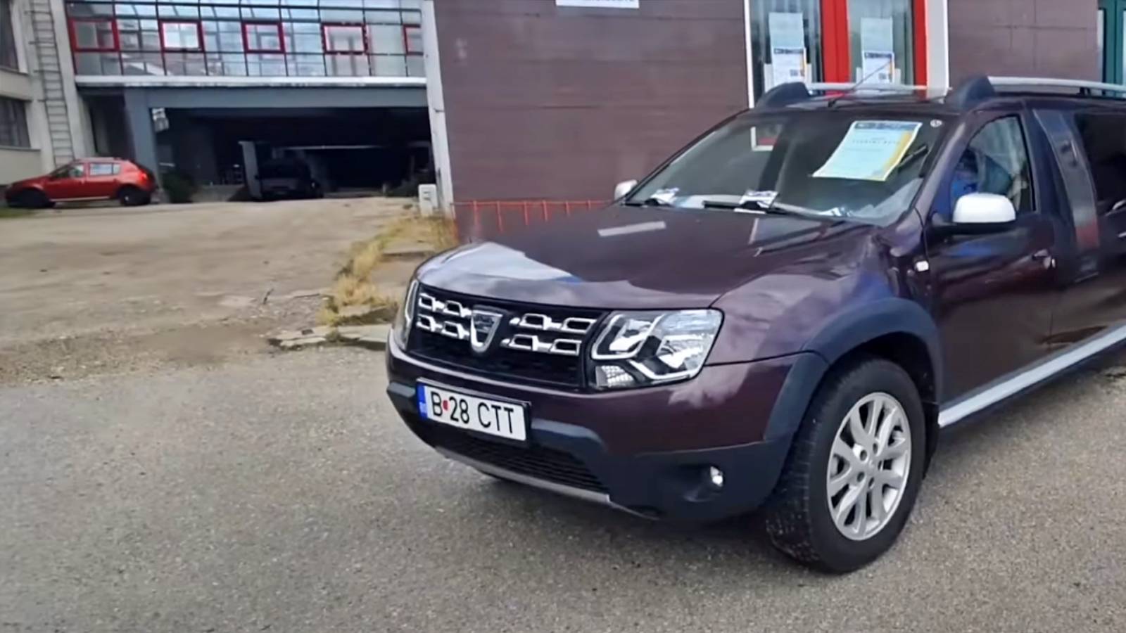 DACIA Duster PHOTO Näyttävä, eksklusiivinen malli annettu romanialaisen selässä