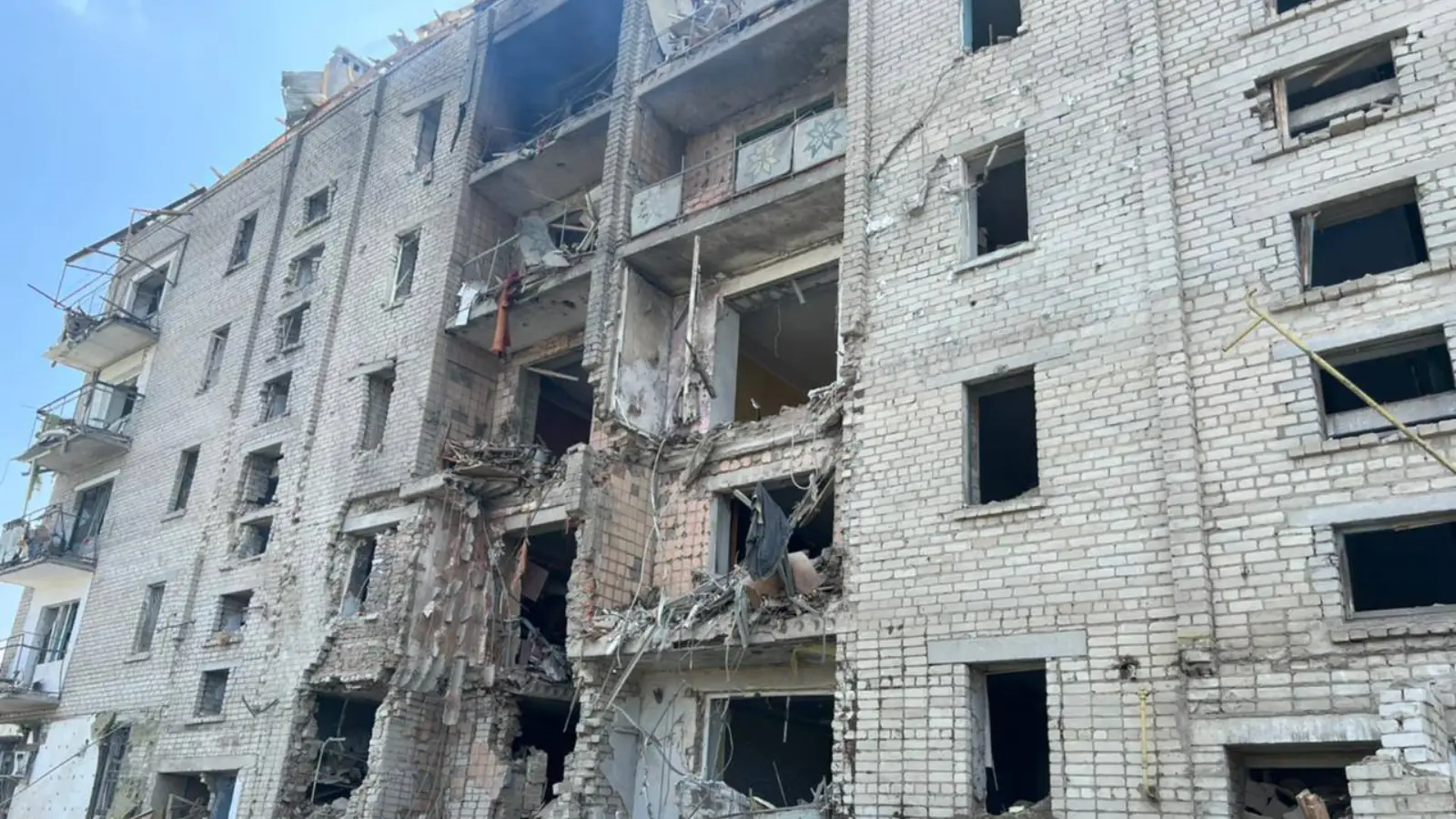 La Russia ha bombardato un nuovo complesso residenziale, 9 persone sono rimaste ferite