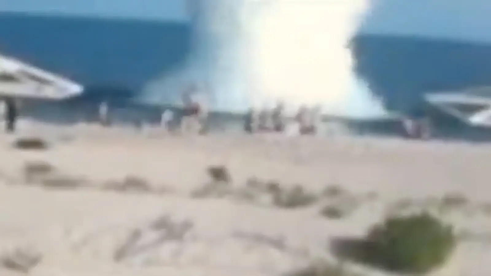 VIDÉO dramatique avec l'explosion d'une mine sur une plage d'Odessa, plusieurs personnes tuées et blessées