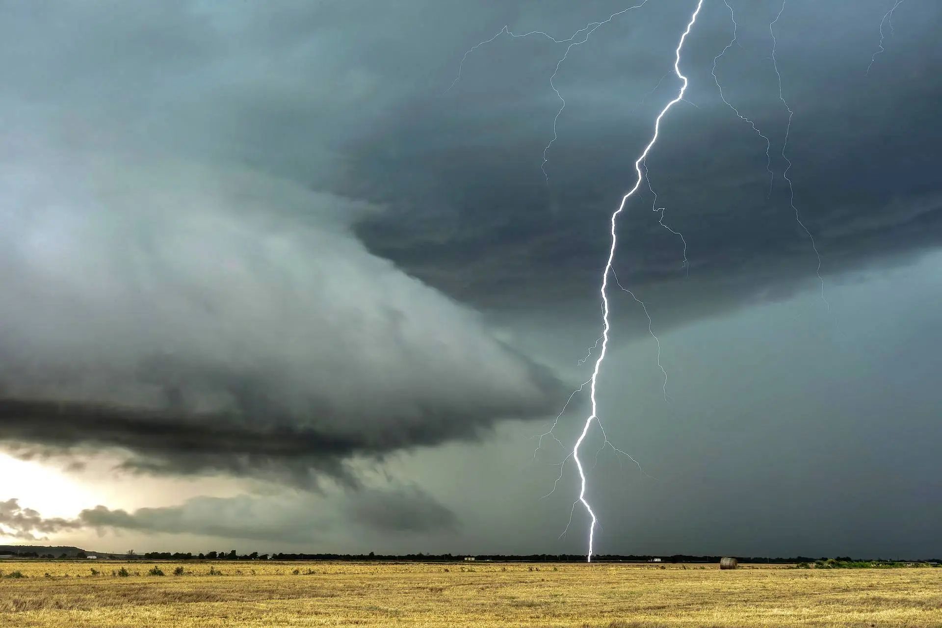 SPECTACULAR VIDEO with an Impressive Lightning, Tens of Kilometers Long