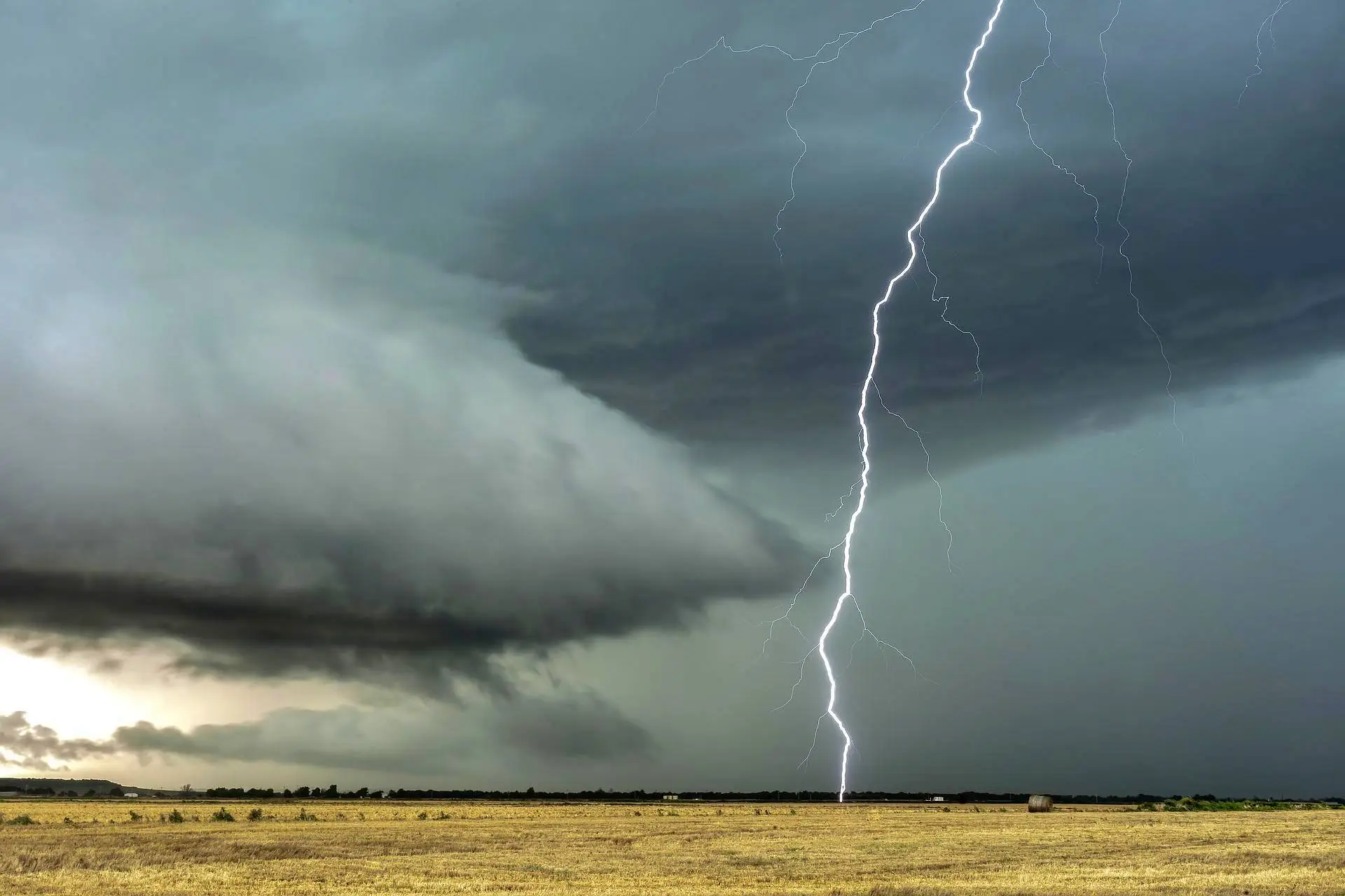 ESPECTACULAR VIDEO con un Impresionante Relámpago de Decenas de Kilómetros de Largo