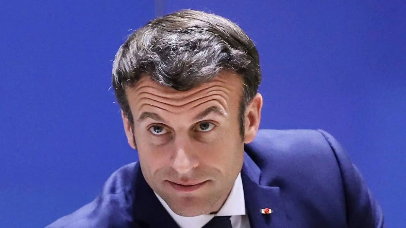 Emmanuel Macron "svär" att Frankrike kommer att STÖDJA Ukraina i krigets fortsättning