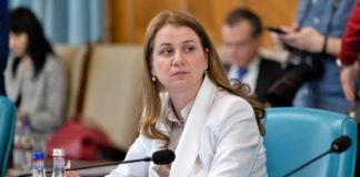 Minister van Onderwijs NATIONALE IMPACT Onderwijsbeslissingen uitgelegd aan Roemenen
