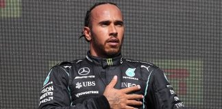 Anuncio final del coche Mercedes de Fórmula 1 Lewis Hamilton enojado