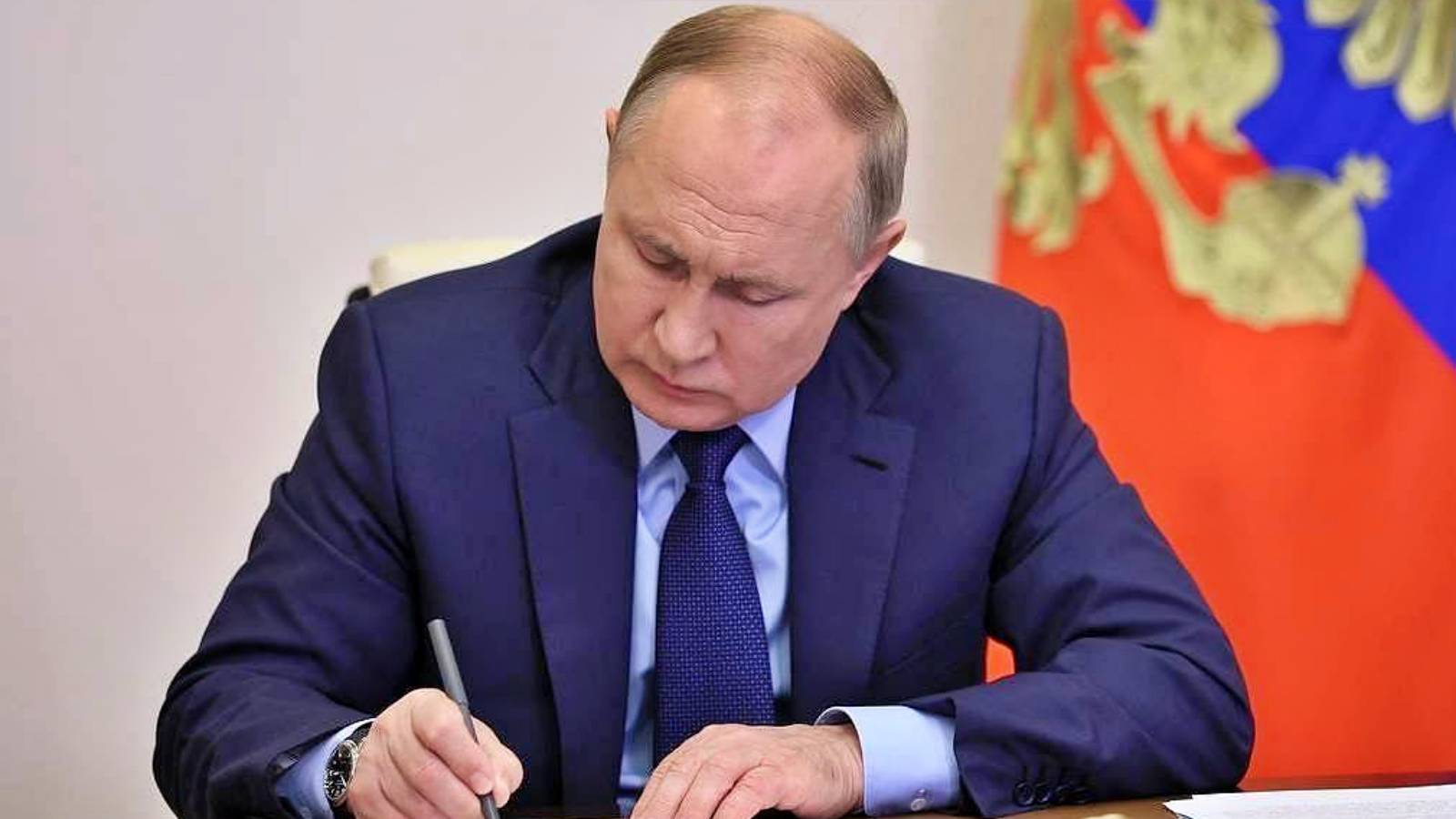 Vladimir Putin a Semnat o Lege pentru Creșterea Cheltuielilor cu Apărarea